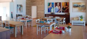 Breakfast room with art